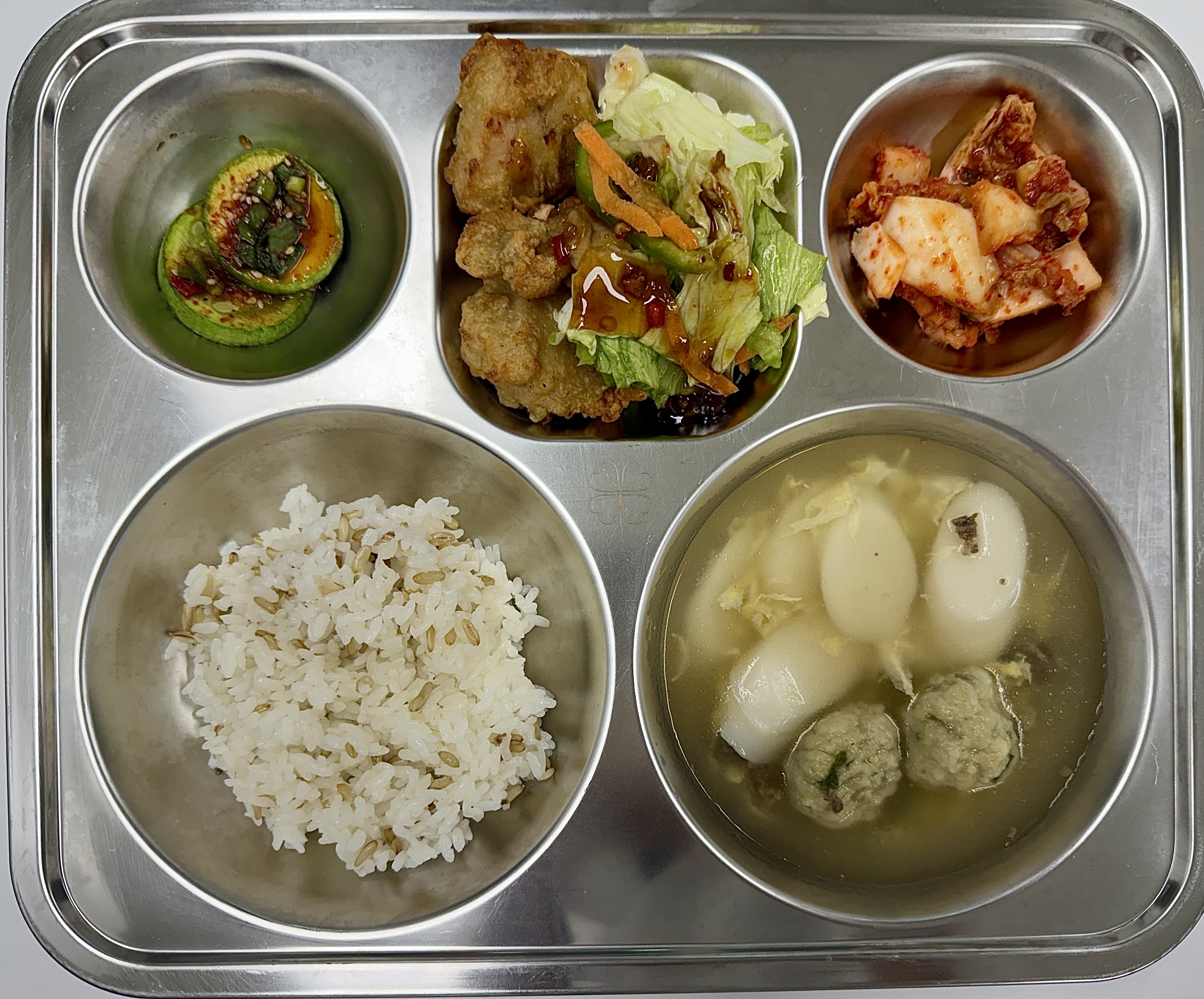 귀리찹쌀밥
떡만둣국(1.5.6.10.16.18)
애호박양념구이(5.6.)
유린기(1.5.6.12.15)
배추김치(9)
633.87/28.73/177.88/3.26_이미지